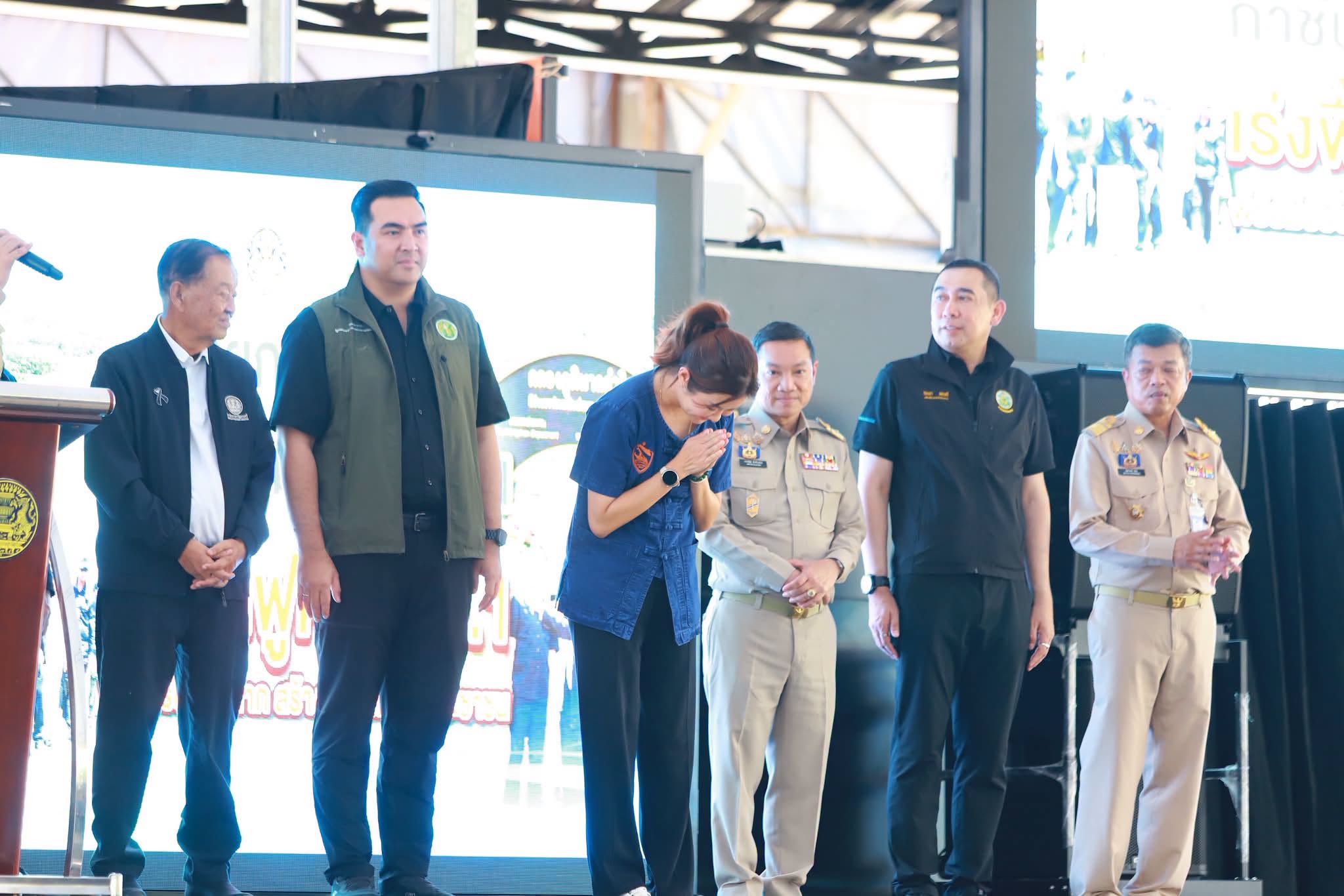 title - เลขาธิการ ส.ป.ก. พร้อมคณะ ร่วมลงพื้นที่กับคณะนายกรัฐมนตรี ติดตามการบริหารจัดการน้ำ เพิ่มศักยภาพระบายน้ำ ลดเสี่ยงน้ำท่วมหาดใหญ่ 